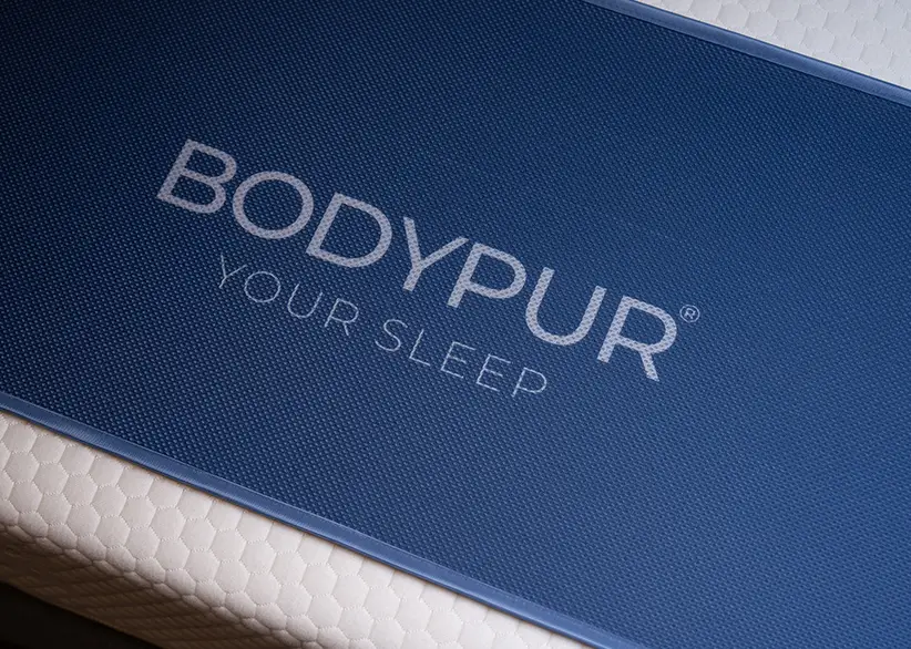 BODYPUR® Bettschal in dunkelblau mit weißer Aufschrift: BODYPUR ® - YOUR SLEEP